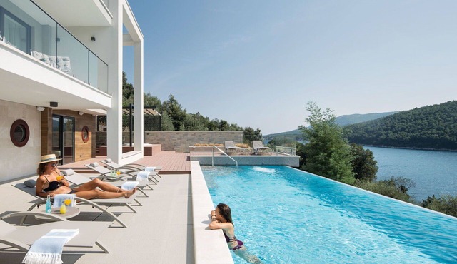 Stunning private villa for 10 people with A/C, hot tub, private pool, WIFI, TV and terrace