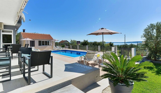 Stunning private villa for 6 guests with A/C, private pool, WIFI, TV and terrace