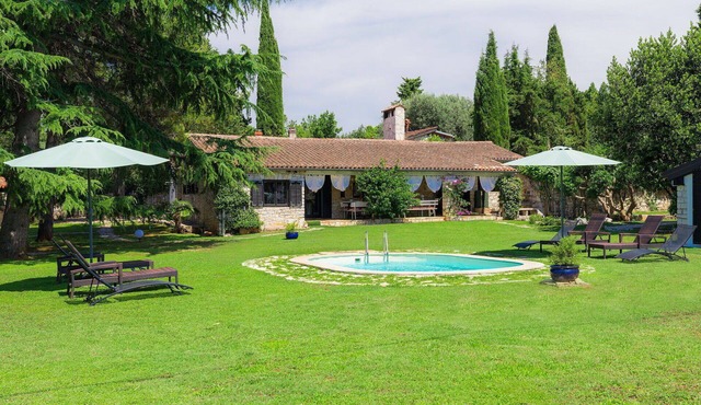 Stunning private villa for 8 guests with private pool, WIFI, A/C, TV, terrace and pets allowed