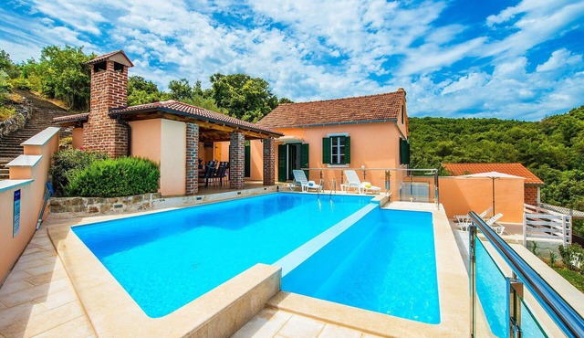 Stunning private villa for 6 people with WIFI, private pool, A/C, TV, terrace and parking