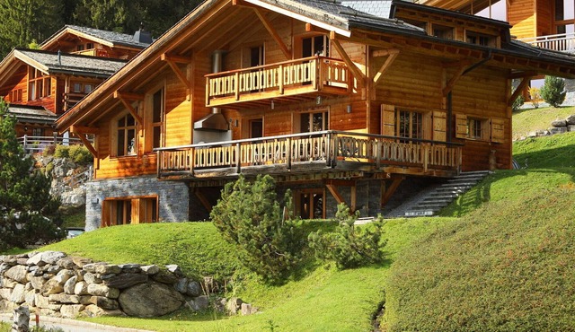 Stunning private villa for 8 guests with hot tub, WIFI, TV, terrace, pets allowed and parking