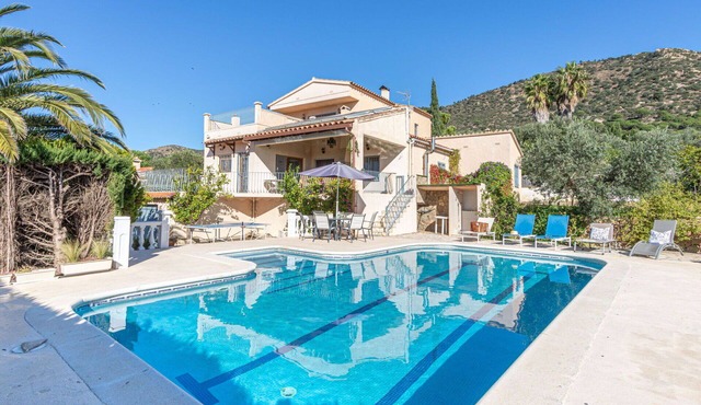 Stunning private villa for 6 people with private pool, WIFI, TV, patio and parking