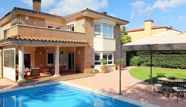 Stunning private villa for 8 guests with WIFI, A/C, private pool, TV and patio