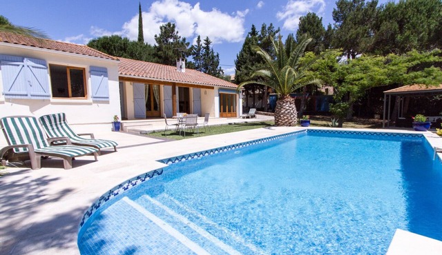 Stunning private villa with extensive gardens backing onto canal du midi .AC