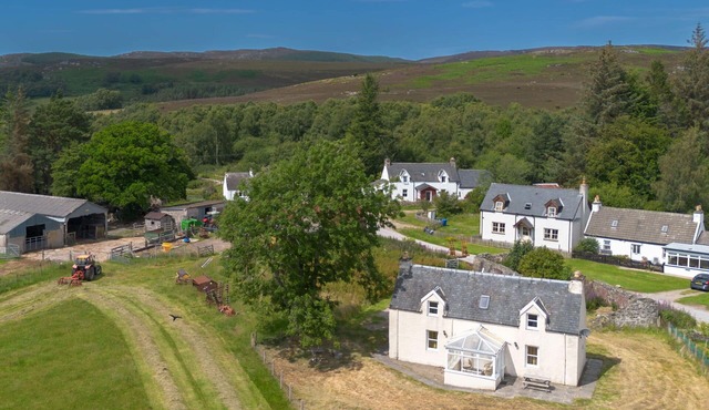 Stunning private villa for 4 people with TV, patio, pets allowed and panoramic view