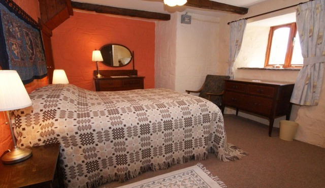 Stunning private villa for 5 guests with TV, patio, pets allowed and parking