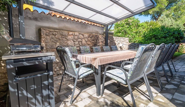 Stunning private villa for 12 guests with A/C, hot tub, WIFI, TV and patio