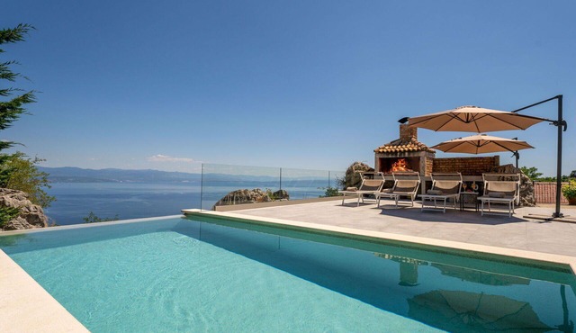 Stunning private villa for 8 people with WIFI, private pool, A/C, TV, terrace and parking