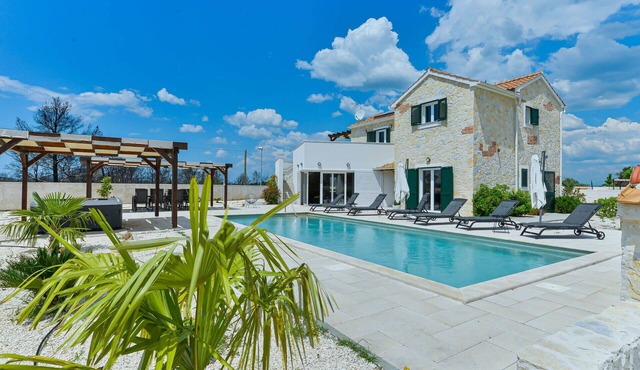 Stunning private villa for 10 people with A/C, hot tub, private pool, WIFI, TV and patio