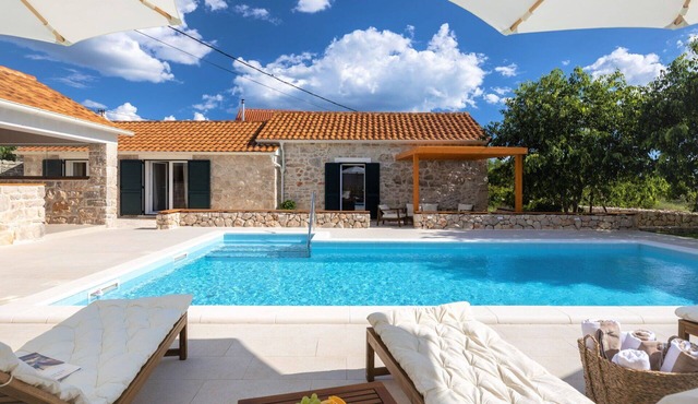 Stunning private villa for 8 guests with A/C, private pool, WIFI, TV and terrace