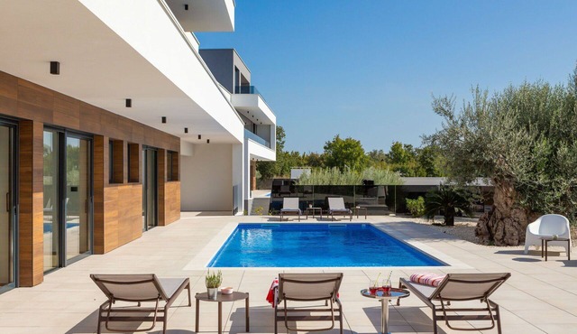 Stunning private villa with WIFI, A/C, private pool, hot tub, TV, terrace and panoramic view