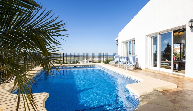 Stunning private villa with private pool, A/C, WIFI, TV, terrace, pets allowed and panoramic view