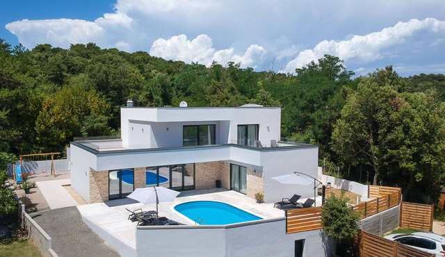 Stunning private villa with A/C, hot tub, WIFI, private pool, TV, patio and pets allowed