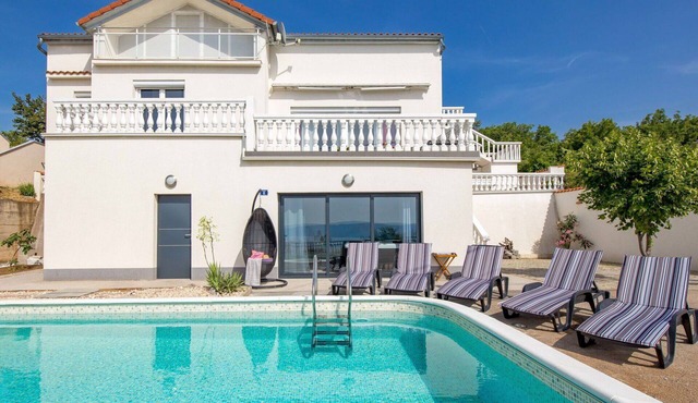 Stunning private villa with A/C, private pool, hot tub, WIFI, TV, terrace and pets allowed