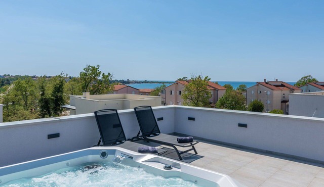 Stunning private villa with WIFI, A/C, private pool, hot tub, TV, patio and panoramic view