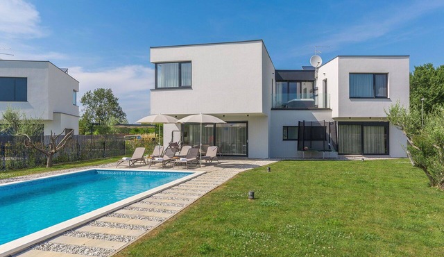 Stunning private villa with WIFI, A/C, private pool, hot tub, TV, patio, panoramic view, parking
