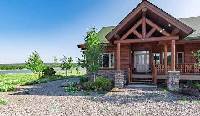 Stunning property with water and mountain views - Sleeps 10