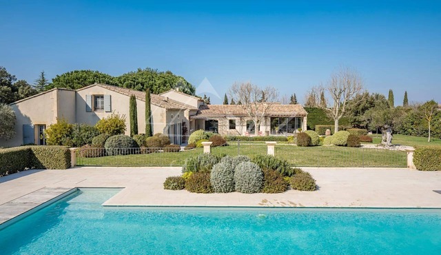 Stunning provencal villa a short stroll from the beautiful village of Eygalières