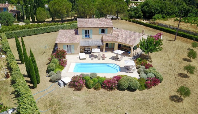 Stunning Provençal Villa, beautifully furnished with heated pool in 1.5 Acres