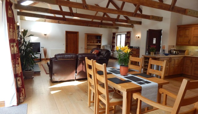 Stunning quality barn conversion, heated swimming pool, hot tub