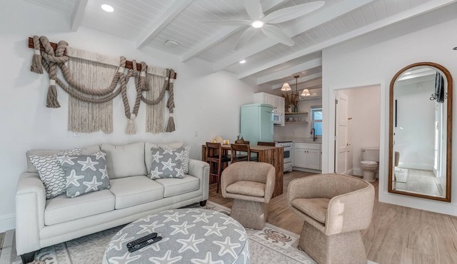 Stunning Queen Deluxe Suite close to Beaches, Restaurants, Shopping!