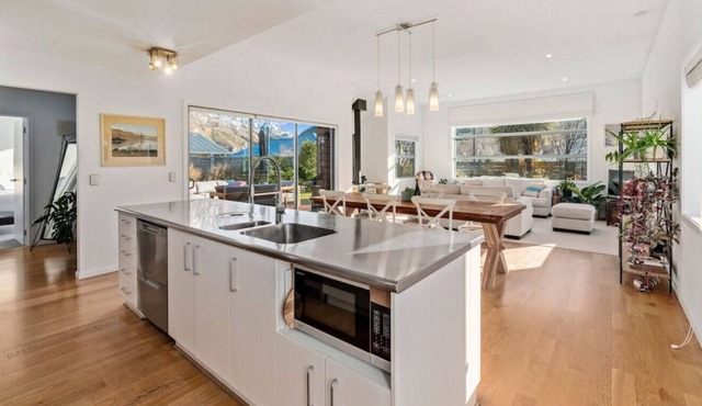 Stunning Queenstown home surrounded by mountains