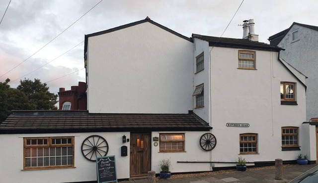 Stunning quirky 2-Bed Cottage in New Brighton