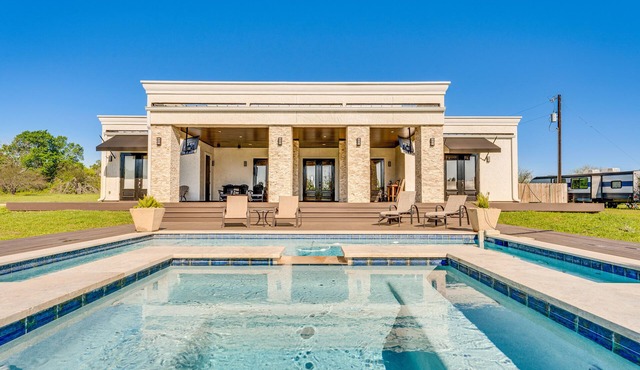 Stunning Ranch Villa: Private Pool & Hot Tub!