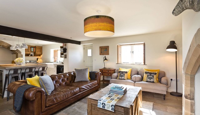 Stunning refurbished 6 bedroom Farmhouse, close to Monyash & the High Peak Trail.