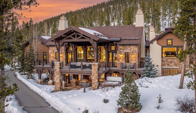 Stunning Remodel + Hot Tub + Ski Shuttle - Switchback Lodge