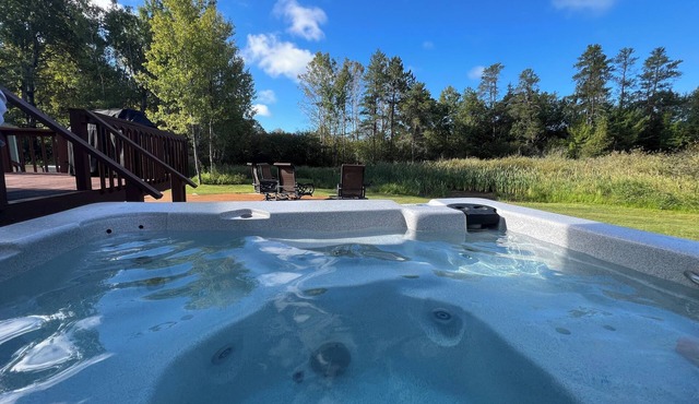 -Stunning Remodel- HOT TUB 4 -BR home, Sleeps 10. Cozy Charm Modern Comfort