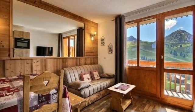 Stunning renovated 2-room apartment at the foot of the slopes