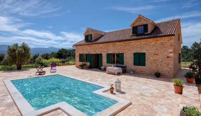 Stunning Renovated Traditional Stone Villa, Private Pool & Mountain Views just 800 m from the Sea!