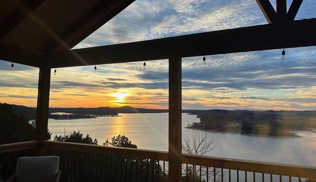 Stunning Retreat in Wilderness Mountain: Breathtaking Lake View, HotTub, Shared Pools, Free Tickets!