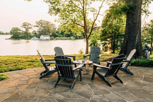 Stunning retreat Carter's Creek close to Tides Inn