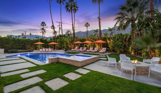 Stunning Retreat in Warm Sands! Walk to Downtown!