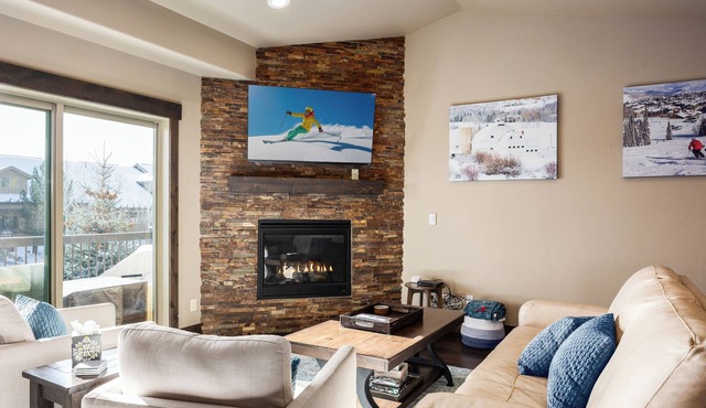 Stunning Retreat, Majestic View, Private Hot Tub, Grill, Minutes to Main Street!