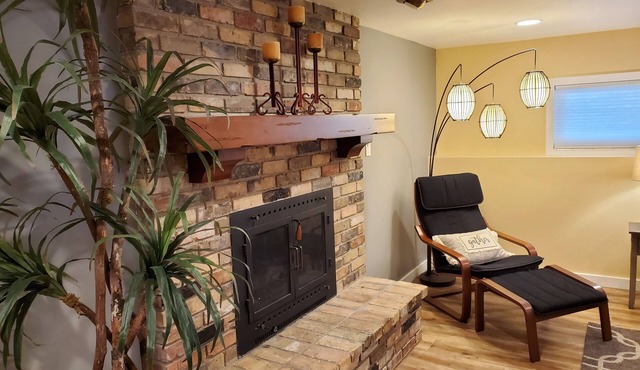 Stunning Retreat & Mountain Views from Hot Tub! Five min to base of ski canyons!