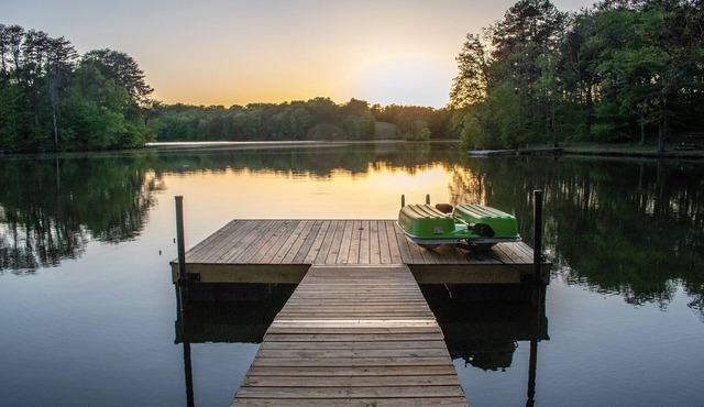 STUNNING RETREAT, only 15 min to GSP! Family Fun, Great View!