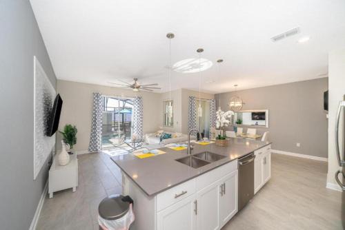 Stunning Retreat Townhouse 4 Beds and 10 Mins to Disney With Pool