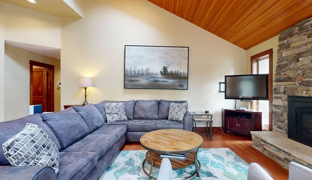 Stunning Retreat with Huge Hot Tub & Deck | 10 SHARC Passes, 2 Master Suites