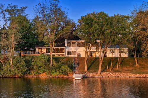Stunning Retro Lakeside Retreat on Cedar Lake