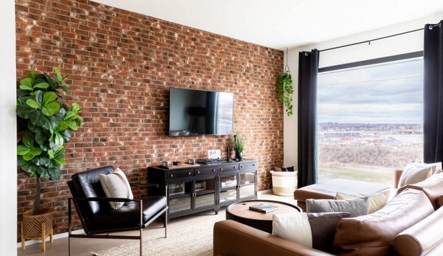 Stunning River View Condo - Walk to Downtown - Rooftop Patio