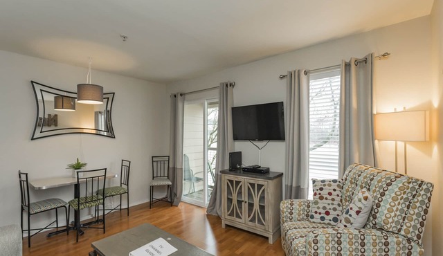 Stunning River View Condo Near Downtown With Free Covered Parking