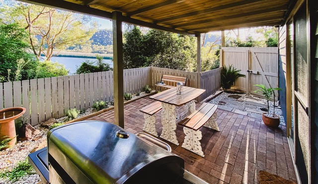 Stunning river views! Private guesthouse & courtyard close to nation park & more