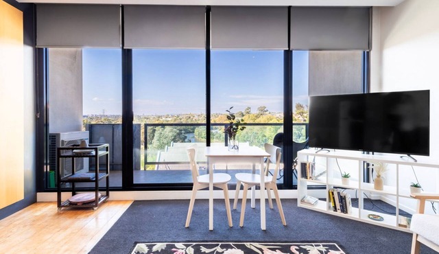 Stunning River Views - Cozy Apartment w Parking