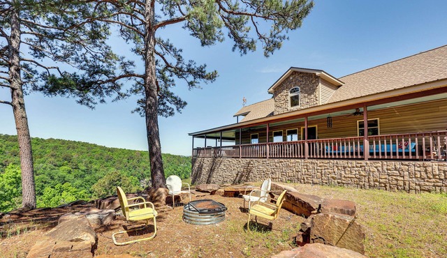 Stunning River Views: Pet-Friendly Home in London!
