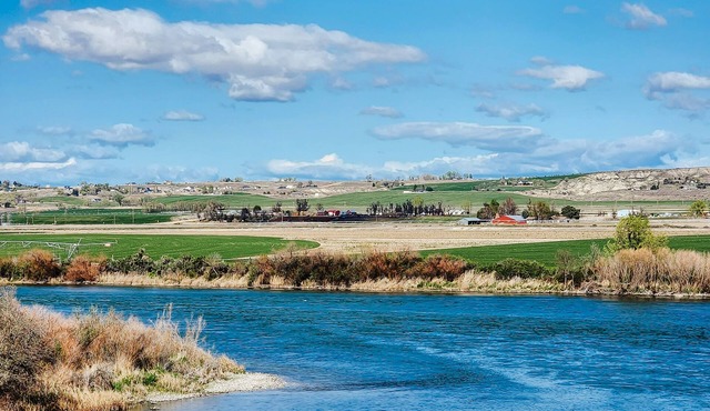 Stunning Riverfront home- River access with Hot Tub & Game Room!