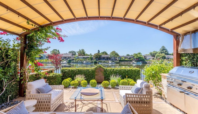 Stunning Riverfront Property: Outdoor Oasis, BBQ, Chef's Kitchen