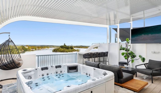 Stunning Rooftop Retreat with Private Jacuzzi on the Maroochy River